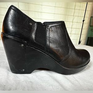 Dansko black leather wedge ankle boots with zipper. Size 8.5/39.